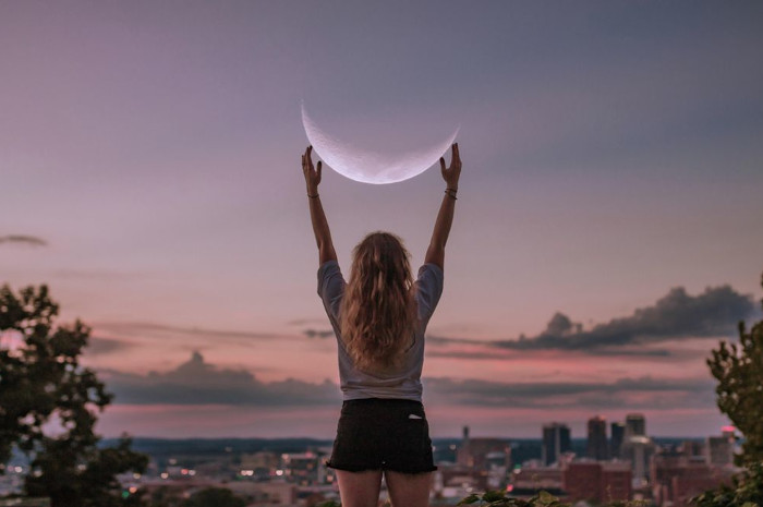 woman_in_black_shorts_holding_white_heart_balloon-scopio-d6620f45-ae08-4cea-8880_Qf8mVuX